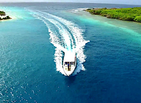 Water taxi naar klein Curacao. 