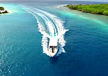 Water taxi naar klein Curacao. 